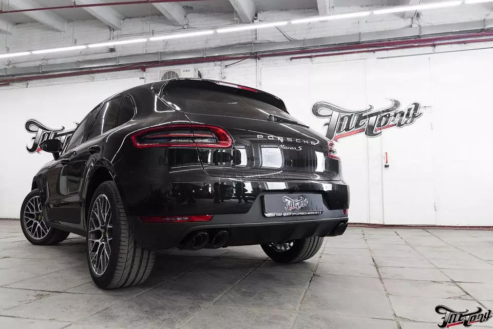Porsche Macan. Подняли уровень водительского сидения для девушки. Установка омывателя камеры заднего вида. Окрас насадок выхлопа.